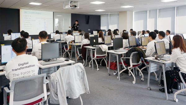 하나금융그룹 임직원들이 인천 청라에 위치한 하나글로벌캠퍼스에서 스크래치를 활용한 코딩교육을 받고 있다. [사진=하나금융그룹]