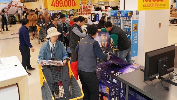 2일 쓱데이를 맞아 이마트 성수점에서 고객들이 줄을 서서 9만9000원 일렉트로맨 32인치 TV를 구매하는 모습.