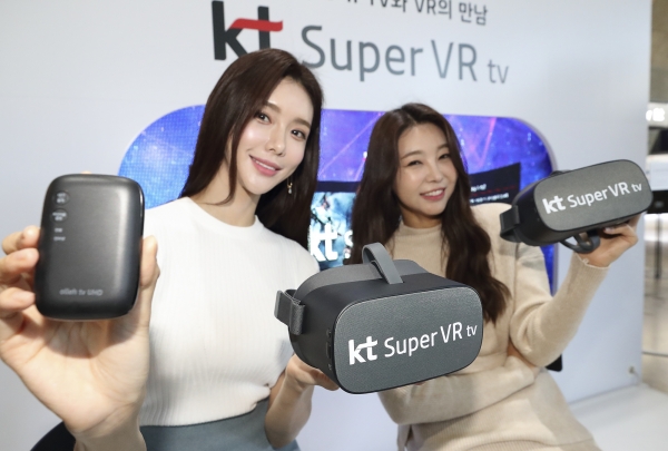 KT 홍보 모델들이 ‘슈퍼 VR tv’, ‘UHD 4’, ‘AI 큐레이션’ 서비스를 소개하고 있다. [KT 제공]