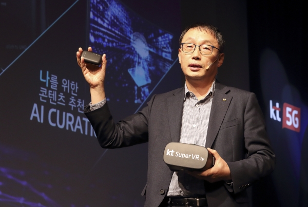 구현모 KT 커스터머&미디어부문장(사장)이 4일 열린 기자간담회에서 ‘슈퍼 VR tv’와 셋톱박스 ‘UHD 4’를 소개하고 있다. [KT 제공]