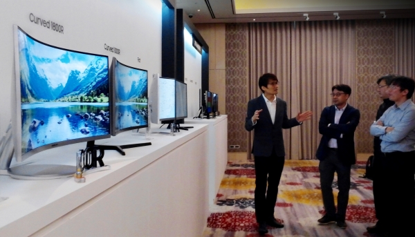 대만 타이베이에서 열린 '삼성 커브드 포럼 2019'에서 참석자들이 전시 제품을 관람하고 있다. [삼성디스플레이 제공]