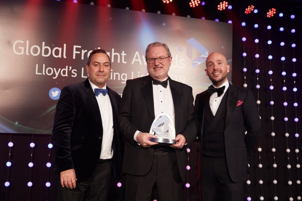 피터 리비(Peter Livey) 현대상선 구주본부 영국 영업담당 임원(가운데)이 ‘Lloyd’s Loading List Global Freight Awards 2019’에서 ‘환경부문 최우수선사’ 시상 이후 기념 촬영을 하고 있다. [현대상선 제공]