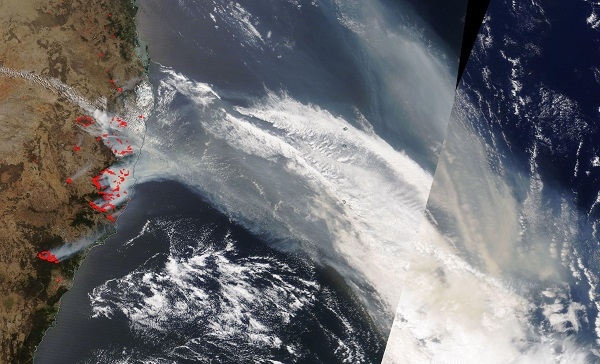 NASA 테라 위성이 지난 11월11일 찍은 호주 산불 현장. 연기 기둥이 태평양으로까지 이어졌고 심지어 남아메리카에까지 영향을 미쳤다. [사진=NASA]