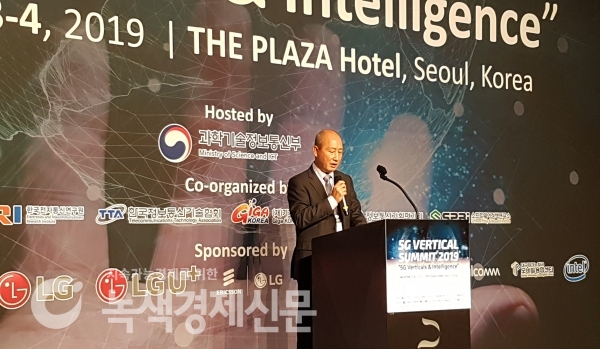 오성목 KT 네트워크부문장(사장)이 3일 서울 플라자 호텔에서 열린 '5G 버티컬 서밋 2019'에 참석해 개회사를 진행하고 있다. 그는 5G 포럼 대표의장으로 활동하고 있다. [정두용 기자]