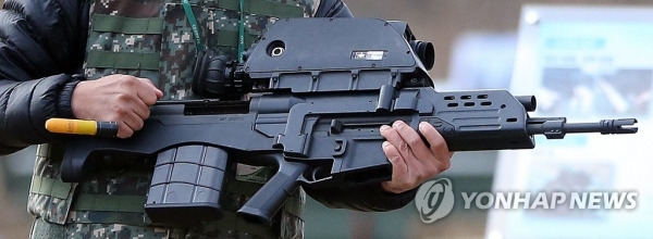 사진은 방추위에서 사업중단을 결정한 K-11 복합소총[사진=연합뉴스]