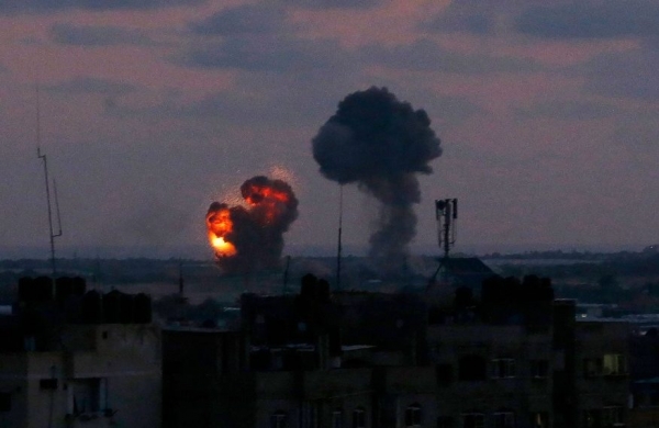 이스라엘군의 공습으로 화염이 치솟고 있는 팔레스타인 가자지구의 모습[사진=AFP]