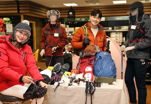 11일 오전 이마트 성수점 스포츠 매장에서 모델들이 이마트 겨울 등산 용품 할인 행사인 '눈꽃 산행 기획전'을 소개하고 있다.