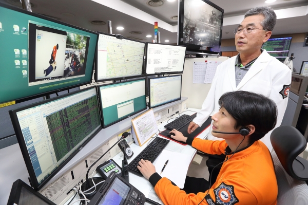 서울 종합방재센터 119 영상신고 센터에서 상황실 직원이 응급 신고자와 5G 영상통화를 하고 있다. [KT 제공]