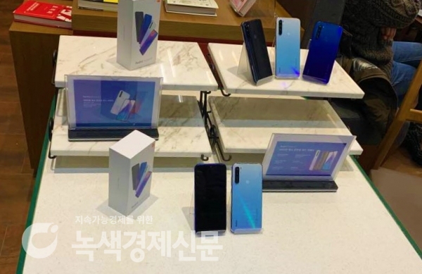 샤오미는 12일 서울 강남구 복합문화공간 북쌔즈에서 기자간담회를 열고 ‘홍미노트8T’(Redmi Note 8T)를 국내에 출시한다고 밝혔다. 사진은 이날 전시된 제품 모습. [정두용 기자]