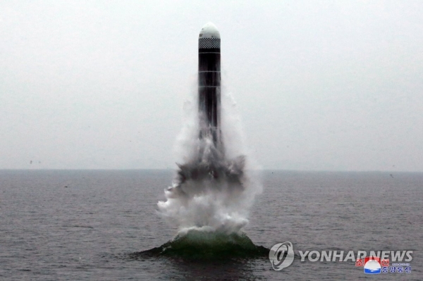 북한 조선중앙통신, 신형 SLBM 북극성-3형 시험발사 보도사진. [사진=연합뉴스]