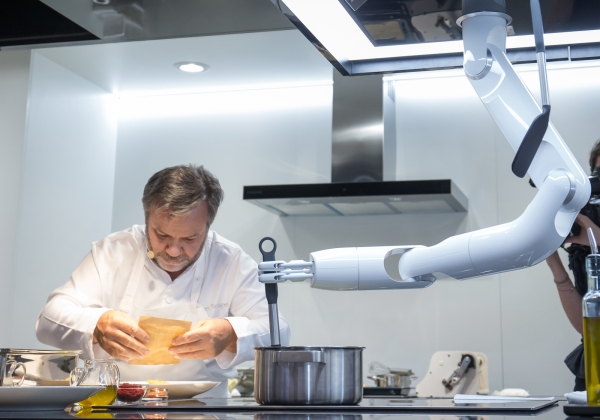 삼성전자가 유럽 최대 가전 전시회 'IFA 2019'에 참가해 삼성 클럽 드 셰프(Club des Chefs)와 삼성봇 셰프(Samsung Bot Chef)가 협업해 요리하는 시연을 선보이고 있다. [삼성전자 제공]