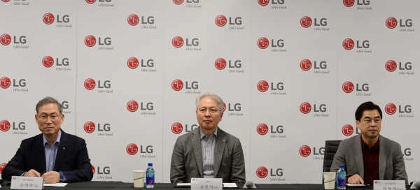 (왼쪽부터) 송대현 LG전자 H&A사업본부장(사장),  권봉석 LG전자 CEO(사장), 박형세 LG전자 HE사업본부장(부사장).