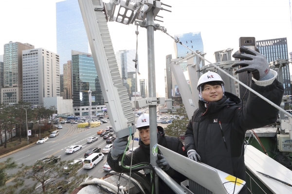 KT 네트워크부문 직원들이 서울 강남대로 인근에서 네트워크 품질을 점검하고 있다. [사진제공 KT]