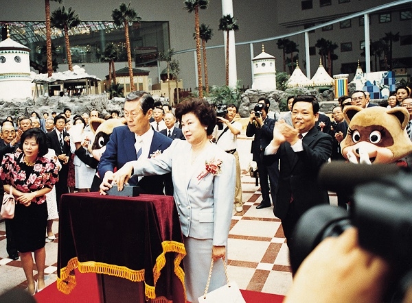 1989년 롯데월드 개관식에 참석한 신격호 롯데 명예회장.