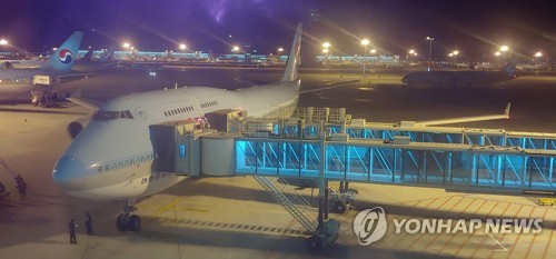 30일 인천국제공항 2터미널에서 중국 우한 거주 한국 교민 수송에 투입되는 전세기가 이륙 준비를 하고 있다.
