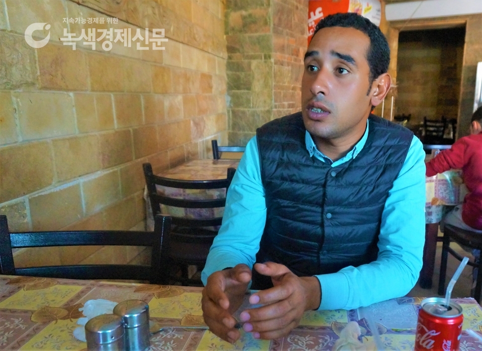 모하메드(한국이름 지성ㆍ30세)씨가 최근 이집트 룩소르에서 녹색경제신문과 인터뷰를 하고 있는 모습. 지성씨는 룩소르를 중심으로 한국인 전문 가이드로 활동하고 있다. [정두용 기자]
