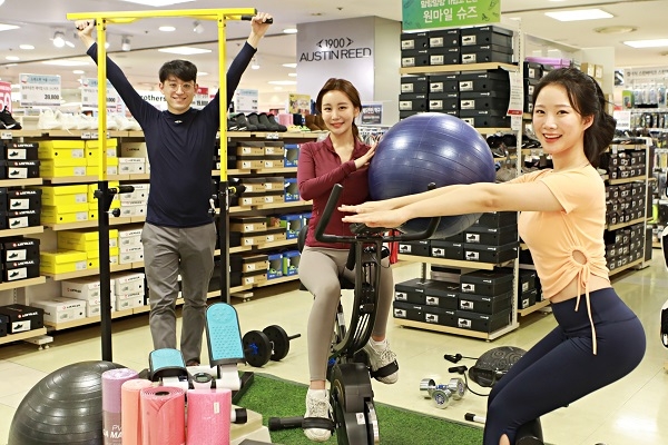 3일 오전, 롯데마트 서울역점에서 모델들이 ‘홈트레이닝 상품전’을 소개하는 모습.