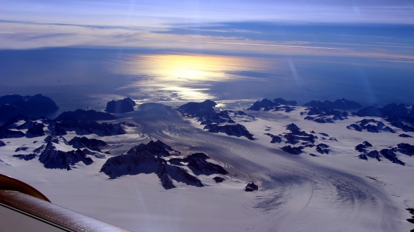 그린란드 빙하. NASA의 극지 비행연구프로젝트인 '아이스브리지' 연구 과정에서 2016년 촬영한 것이다. [사진=NASA/Operation IceBridge]