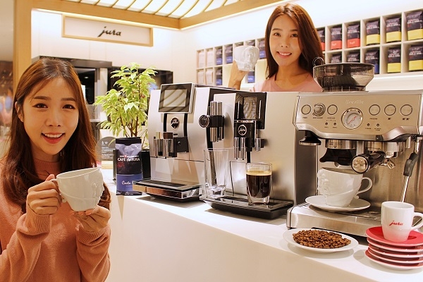 지난 17일 롯데백화점 본점 8층 '유라/브레빌' 매장에서 모델(여2)이 프리미엄 커피 머신을 소개하는 모습.