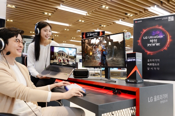 모델이 LG전자 베스트샵 강남본점에서 게임 환경에 적합한 2020년형 ‘LG 울트라기어’ 게이밍 모니터·고성능 노트북을 소개하고 있다. [LG전자 제공]