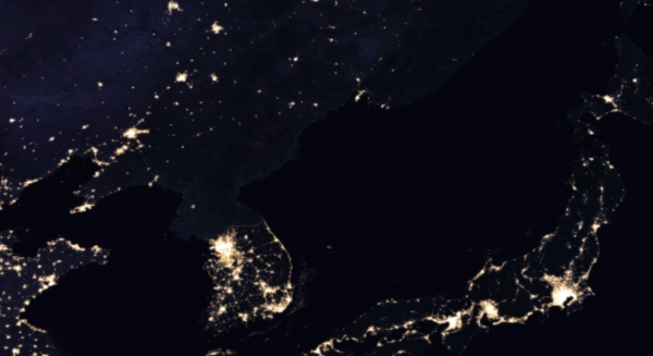 우주에서 본 남과 북의 밤. 남한은 불빛으로 가득하다. 북한은 암흑이다.[사진=NASA]