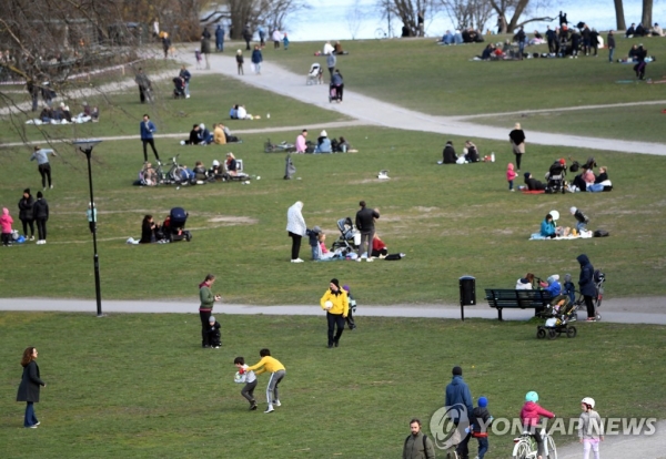 18일(현지시간) 스웨덴 수도 스톡홀름에 있는 한 공원에 나온 사람들. [사진=EPA/연합뉴스]<br>