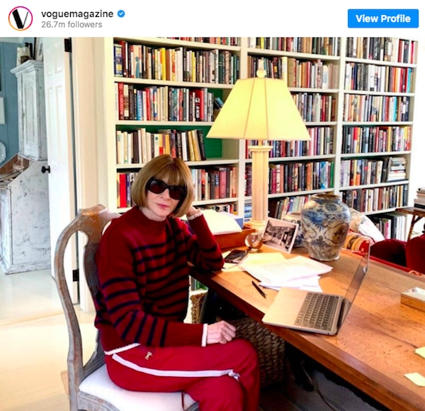 #VogueGlobalConversations 라는 4일간 Zoom 온라인 컨퍼런스(4월 14일~17일) 홍보차 아나 윈투어가 트랙팬츠를 입고 찍은 인스타그램 사진. 같은 날 ⟨보그⟩지의 모회사 콘데나스트(Condé Nast)는 윈투어를 포함한 최고경영진의 임금삭감과 직원감축 계획을 발표했다. Vogue=Instagram  capture.