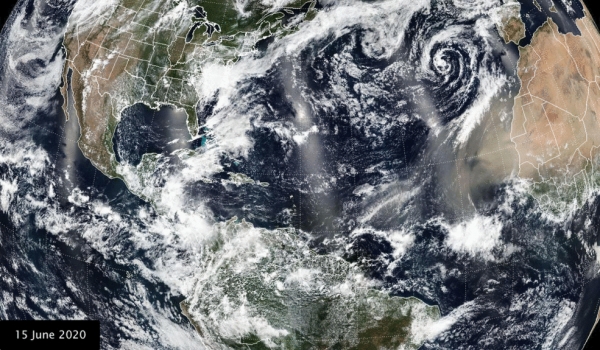 NASA 인공위성이 찍은 먼지 기둥. 사하라 사막에서 카리브해까지 이동했다.[사진=NASA/NOAA]