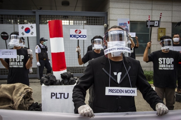 국제환경단체 그린피스는 지난달 30일 오전 인도네시아의 한국대사관 앞에서 ‘자와 9·10호기 석탄발전 투자 중단’을 촉구하는 시위를 벌였다. [사진=그린피스]