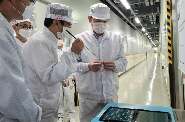 이재용 부회장이 16일 삼성전기 부산사업장을 찾아  차세대 패키지 기판 생산 공장을 살펴보는 모습