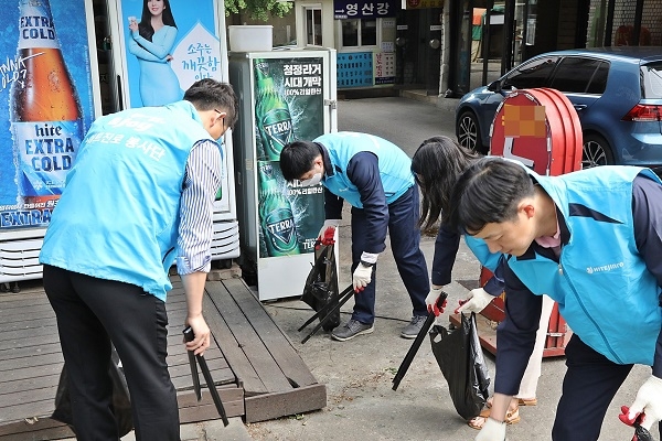 환경정화활동을 진행하는 하이트진로 임직원들.
