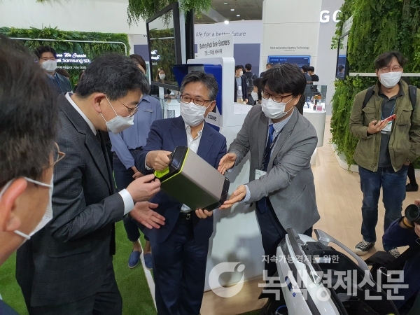 산업부와 한국전지산업협회 관계자들이 21일 열린 '2020 인터배터리' 행사에서 삼성SDI의 전동 스쿠터용 배터리팩을 만져보고 있다. [사진=서창완 기자]