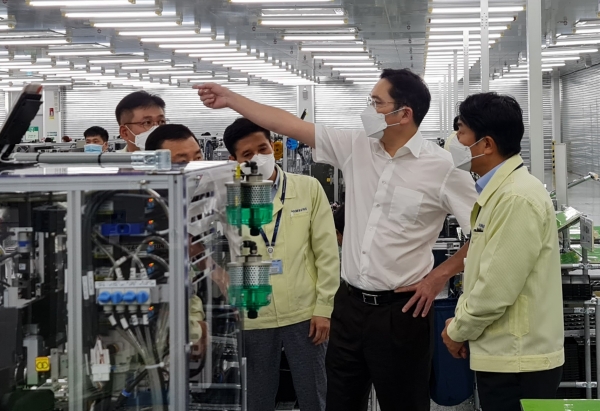 이재용 부회장이 20~21일 베트남 하노이 인근에 위치한 삼성 복합단지를 찾아 스마트폰 생산공장을 점검하는 모습