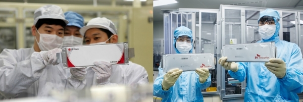 LG화학 연구원(왼쪽)과 SK이노베이션 연구원이 자사 배터리 셀을 들고 있다.
