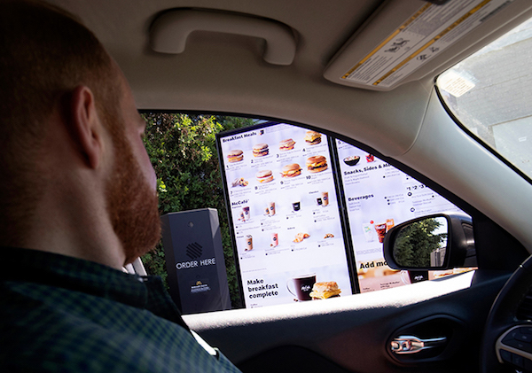 맥도널드 드라이브 스루 음성인식 인터페이스를 통해 차 안에서 음식을 주문하는 고객. Courtesy: McDonald's