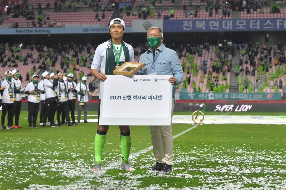 정의선 현대차그룹 회장(오른쪽)이 지난 1일 전주월드컵경기장에서 마지막 경기를 마친 전북 현대 이동국 선수에게 '2021년형 미니밴'을 선물로 전달한후 기념촬영을 하고 있다.