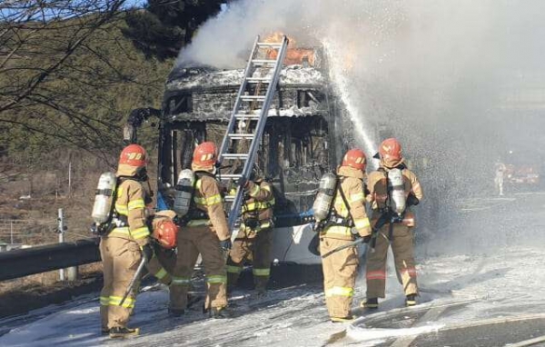 15일 창원 진해구에서 발생된 현대차 일렉시티 전기버스 화재 사고 (사진=창원소방본부 제공)