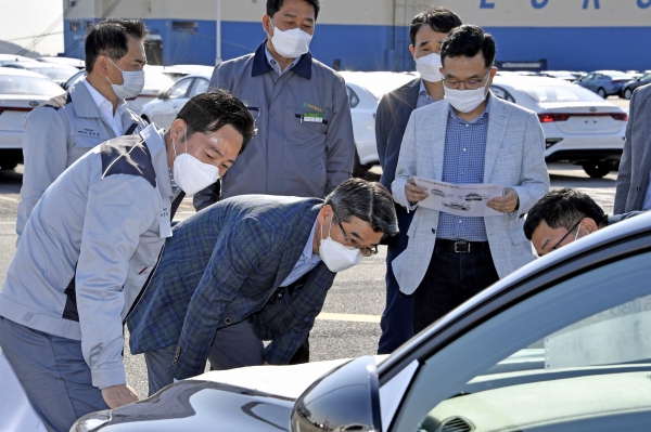 송호성 사장이 평택항에서 차량 품질을 점검하는 모습. [사진=기아]