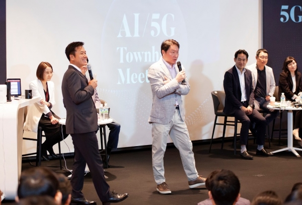 지난 2019년 5월 최태원 SK회장(가운데)이 서울 을지로SK텔레콤 본사 수펙스홀에서 SK텔레콤 박정호 사장 및 임직원들과 AI·5G 미래상에 대해 토론하는 타운홀 미팅을 갖고 있다.