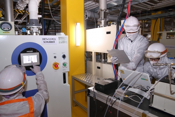 LG디스플레이 파주 공장에 설치된 온실가스 감축설비를 통해 배출되는 온실가스량을 직원들이 모니터하고 있다. [사진=LG디스플레이]<br>