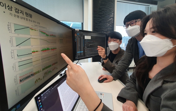 SK이노베이션 구성원들이 서울 종로구 SK서린빌딩에서 배터리 모니터링 데이터를 살펴보고 있다.