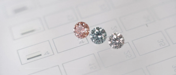 무색 다이아몬드 보다 더 희귀해서 인기가 높은 분홍과 청색 다이아몬드도 천연석의 추가적 가격 인하와 대량공급을 가능케 할 전망이다. Courtesy: Lightbox Jewelry/De Beers Group