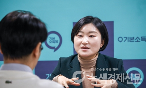 신지혜 후보가 녹색경제와 인터뷰하는 모습 [사진=녹색경제]