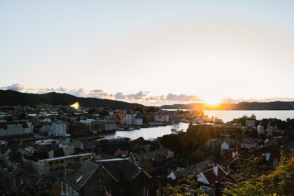 유럽 청정 공기 도시 5위를 차지한 노르웨이의 부두 도시 베르겐. Photo: Abbilyn Zavgorodniaia. Source: Unsplash
