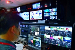 SK브로드밴드 수원방송 부조정실에서 T라이브캐스터 솔루션을 이용해 생방송 현장을 수신하고 있다.
