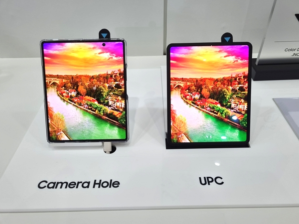 삼성D의 UPC 적용 디스플레이와 일반 카메라 홀 화면 비교 시연.
