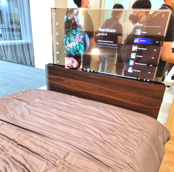 LGD의 투명 OLED와 침대를 결합한 스마트베드.