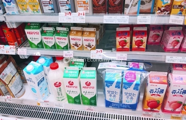 서울우유가 10월부터 우유 제품 가격을 평균 5.4% 인상한다. 사진은 한 편의점의 우유 매대.[사진=양현석 기자]