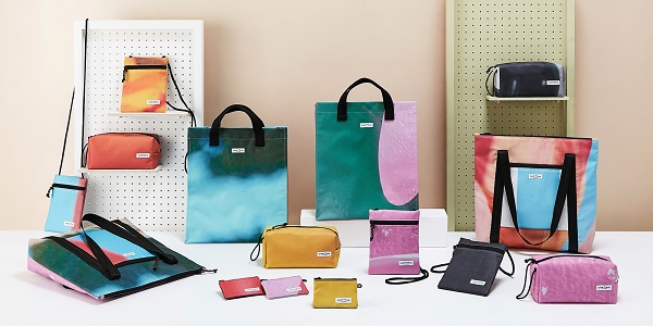 현대백화점이 현수막을 업사이클링해 선보이는 그린 프렌즈 패션 가방.