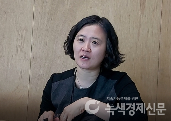 박지혜 기후솔루션 이사가 맹방해변 침식에 대해 설명하는 모습 [사진=녹색경제]&nbsp;